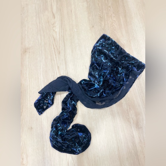 Gorgeous black and midnight blue print velvet scarf - Picture 1 of 4